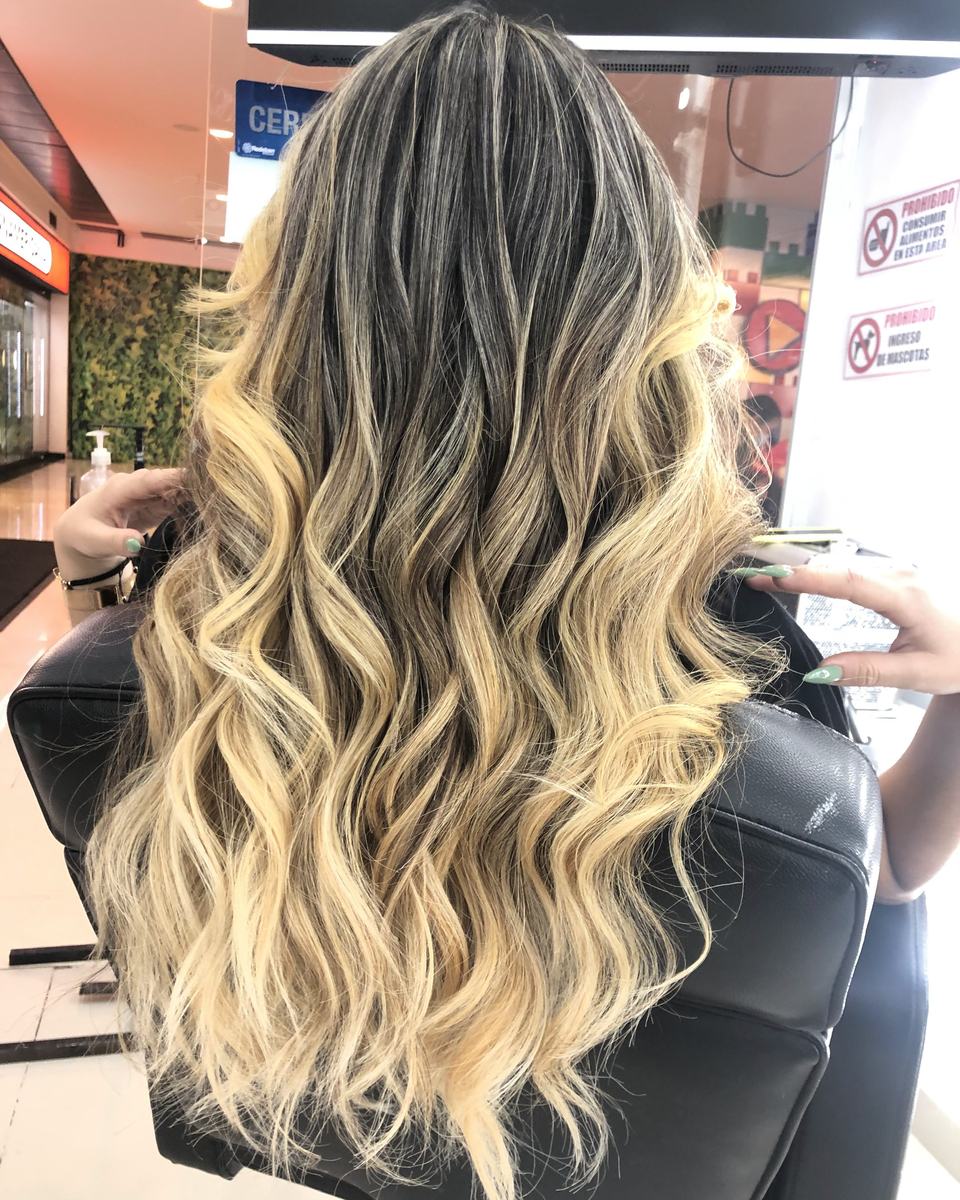 Balayage dorado hecho en el salón
