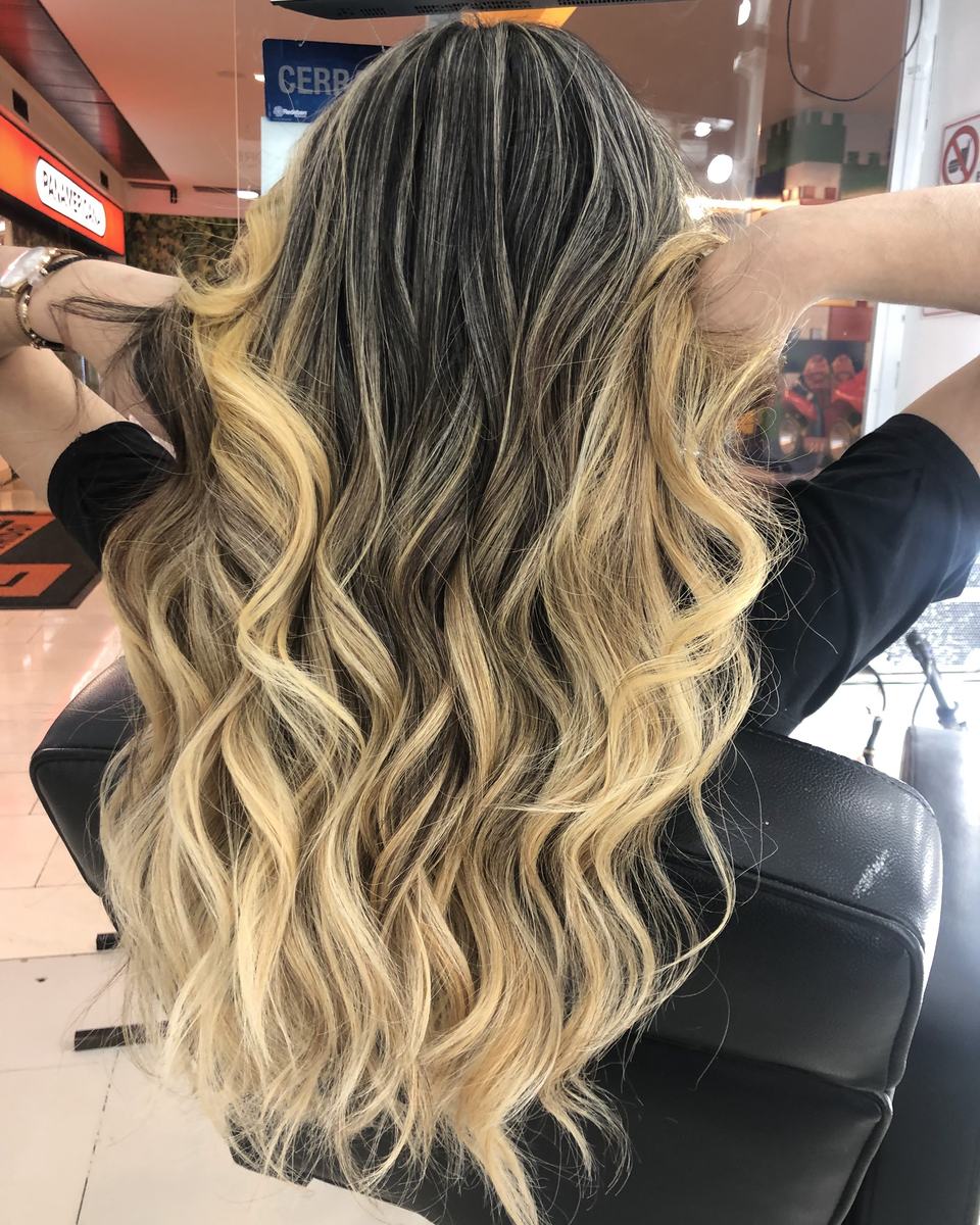 Balayage rubio con ondas hecho en el salón