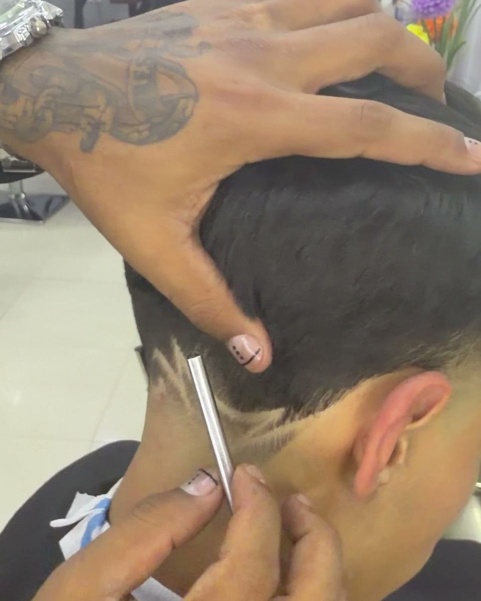 Diseño con navaja hecho en la barbería del salón