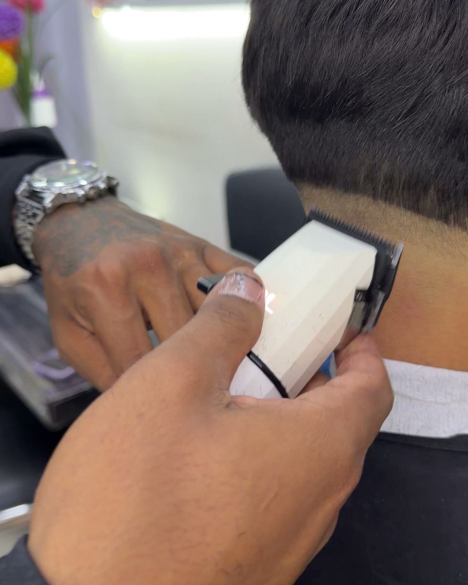 Degradado con máquina hecho en la barbería del salón