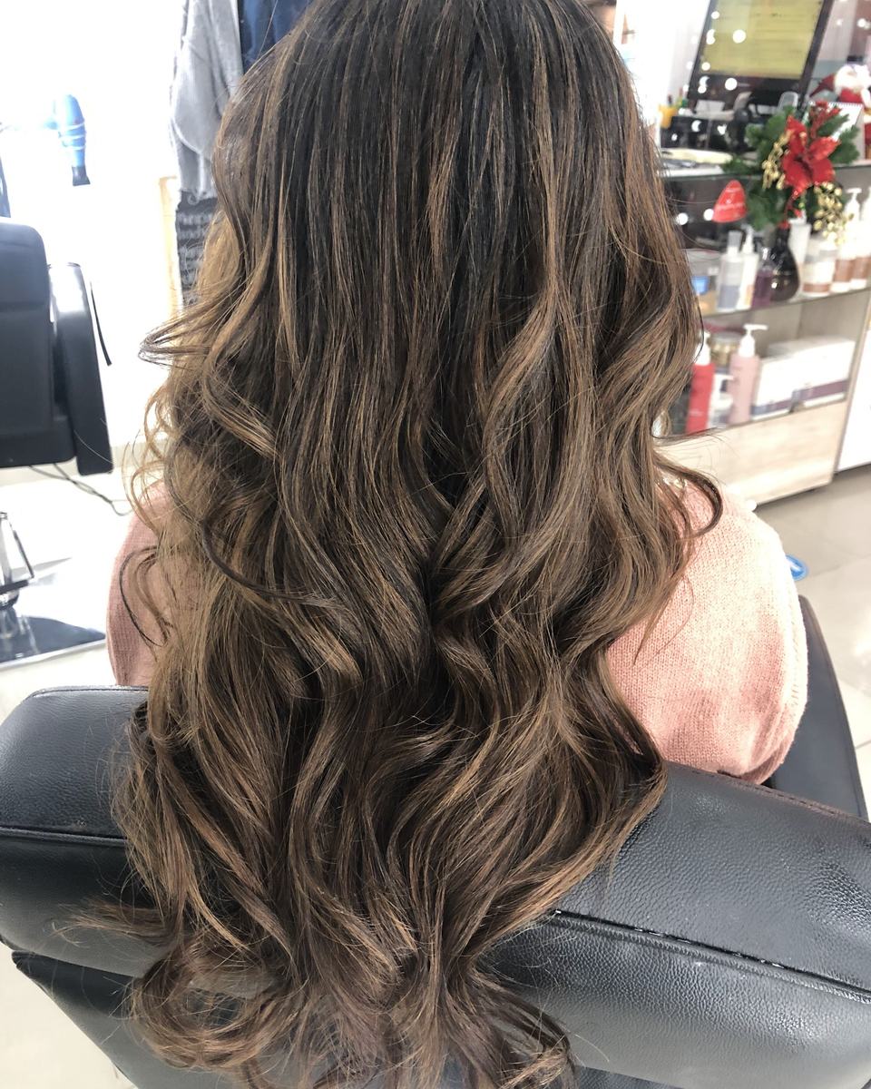 Corte y ondas hechos en el salón