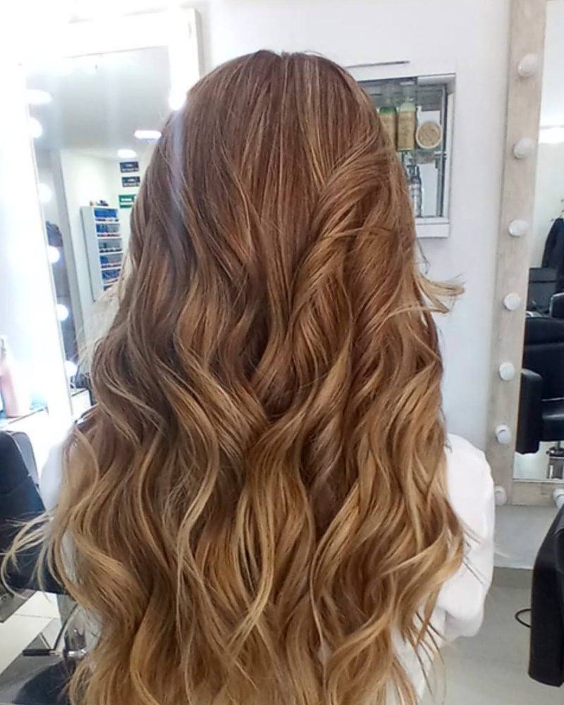 Cobrizo con ondas hecho en el salón