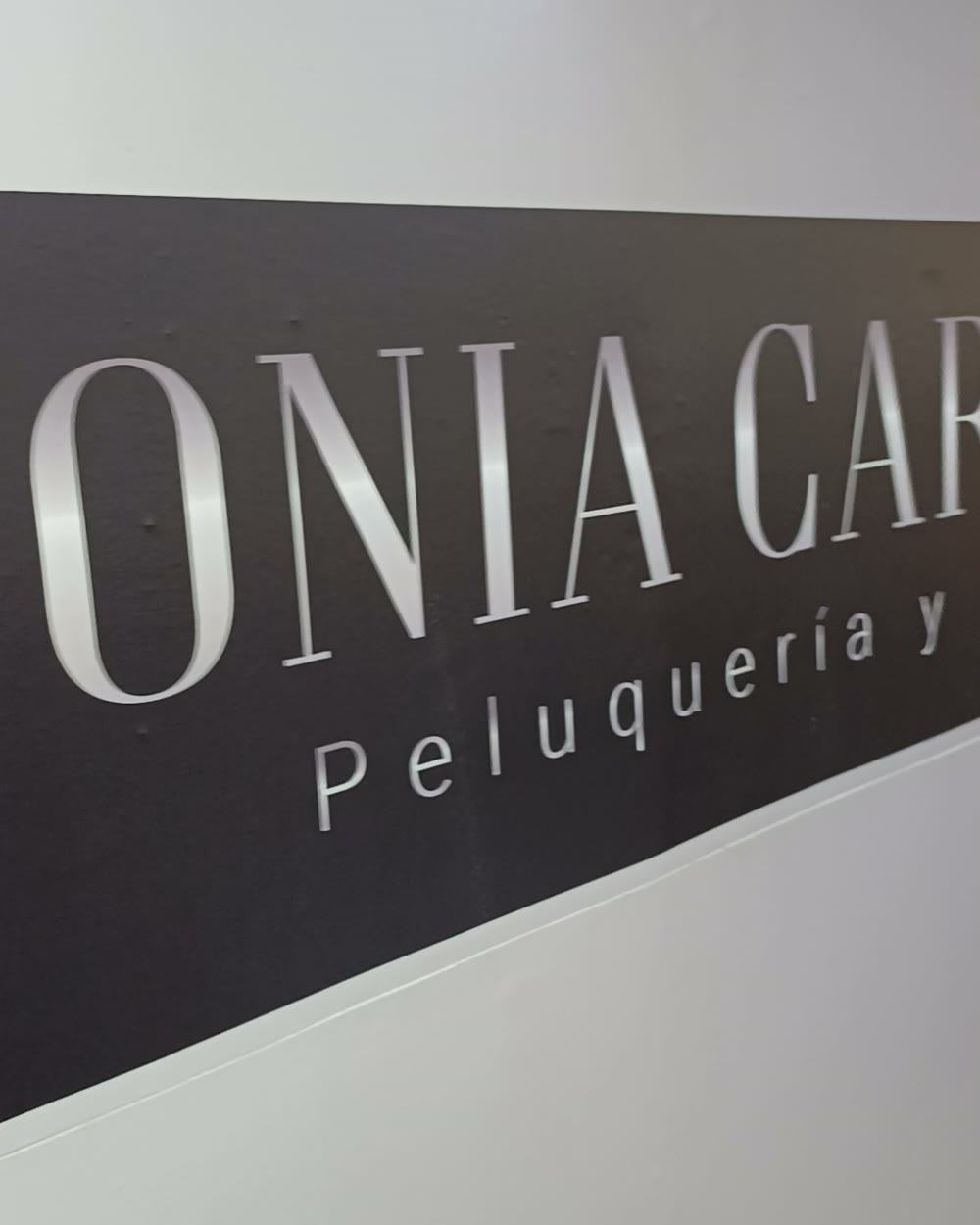 Letrero de Sonia Carrasco Peluquería y Estética en el salón